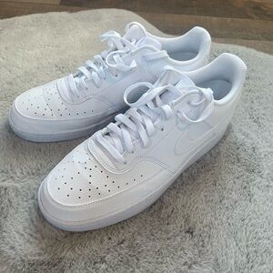 Men’s classic white Nike sneakers